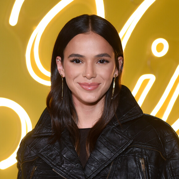Bruna Marquezine estava com maquiagem suave e cabelo dividido ao meio