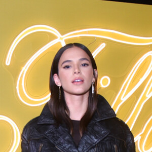 Bruna Marquezine combinou jaqueta, transparência e hot pant em look de Inverno