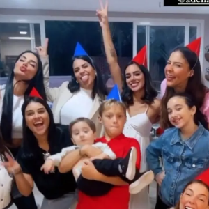 Nos stories, Bruna apareceu comemorando o aniversário de Davi ao lado de algumas amigas e de Carol Dantas, mãe do menino