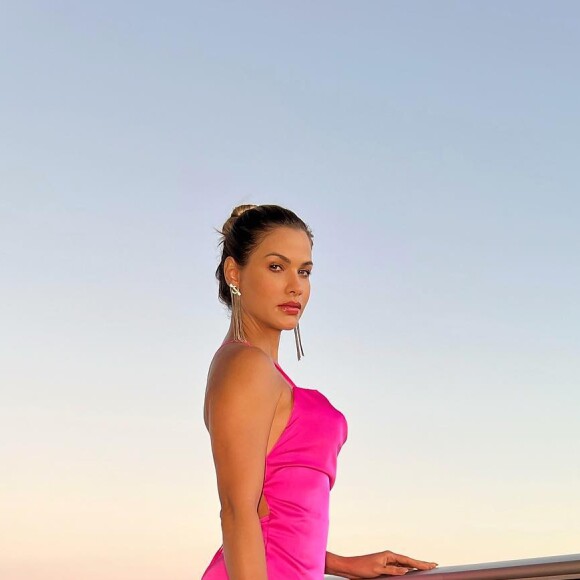 Rosa e verde se combinaram nesse outfit de verão da modelo Andressa Suita