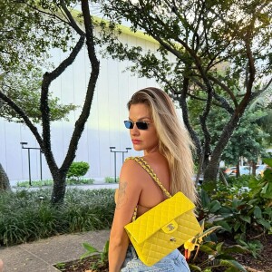 Os acessórios em tons vibrantes marcam presença nos looks de Andressa Suita durante a Primavera-Verão