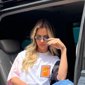 T-shirt oversized e jeans cargo se combinaram nesse look de verão de Andressa Suita