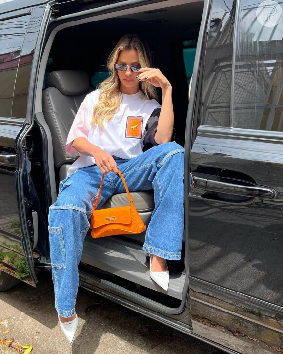 T-shirt oversized e jeans cargo se combinaram nesse look de verão de Andressa Suita