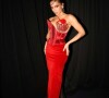 O look de Anitta contou com um colar em formato de coração que cobriu o seio esquerdo da cantora