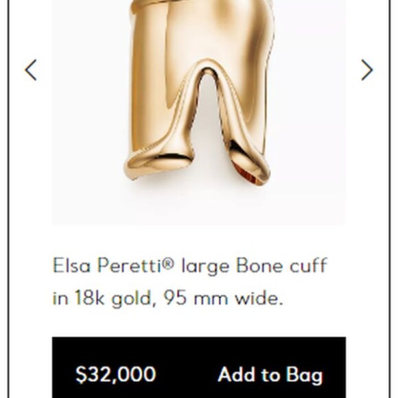 Anitta usou joias Tiffany & Co no VMAs. No pulso, um bracelete de ouro de R$ 163 mil