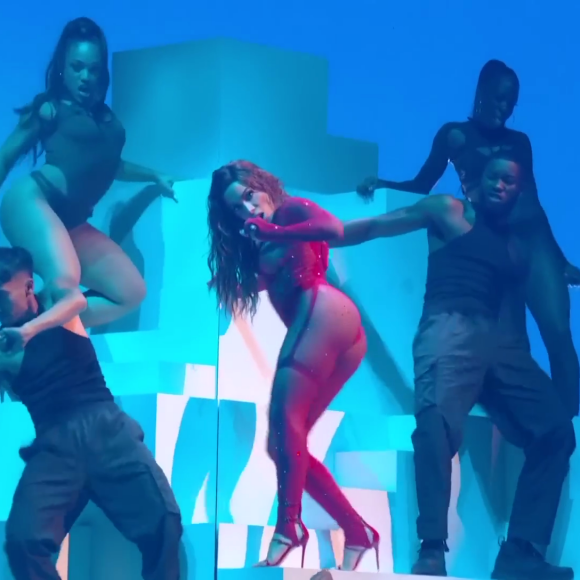 Sapatos utilizados por Anitta no VMA tem salto alto fino de 10,5 cm