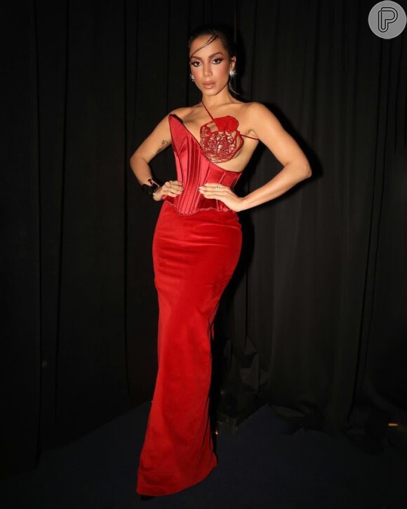 No red carpet do VMA, Anitta brilhou com um look vermelho