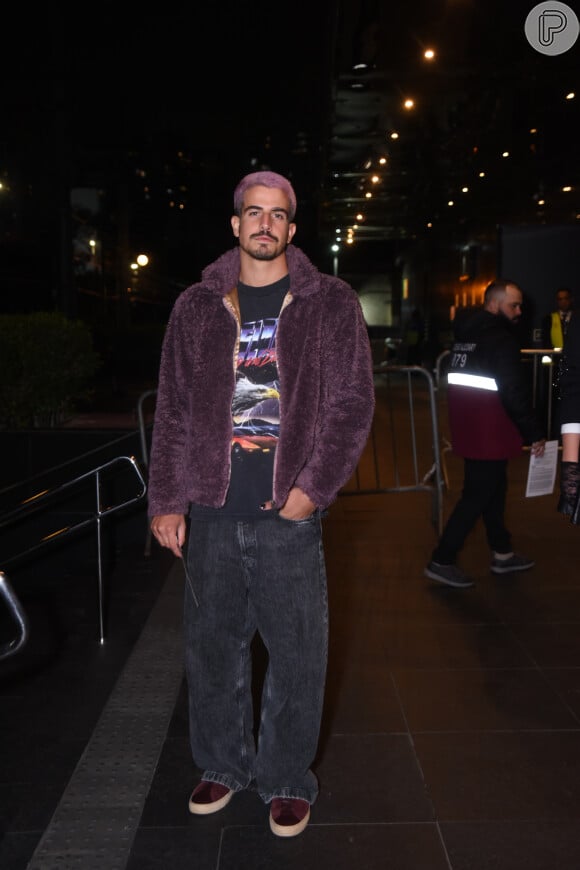 Enzo Celulari radicalizou no visual e apareceu com cabelo roxo no show de Demi Lovato em São Paulo; foto de 30 de agosto de 2022