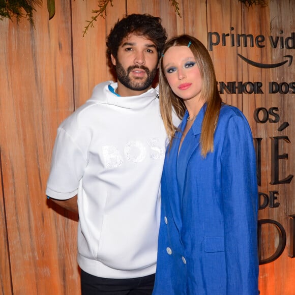 Duda Reis e o novo namorado Du Nunes fazem primeira aparição