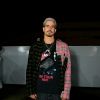 Rock in Rio: Enzo Celulari deu o ponto de cor no look com uma camisa de flanela em duas cores