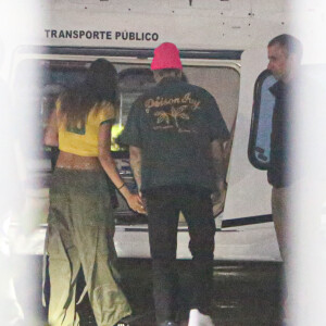 Justin Bieber e a mulher, Hailey Bieber, usando camisa com as cores do Brasil, embarcaram rumo ao Rock in Rio em um helicóptero