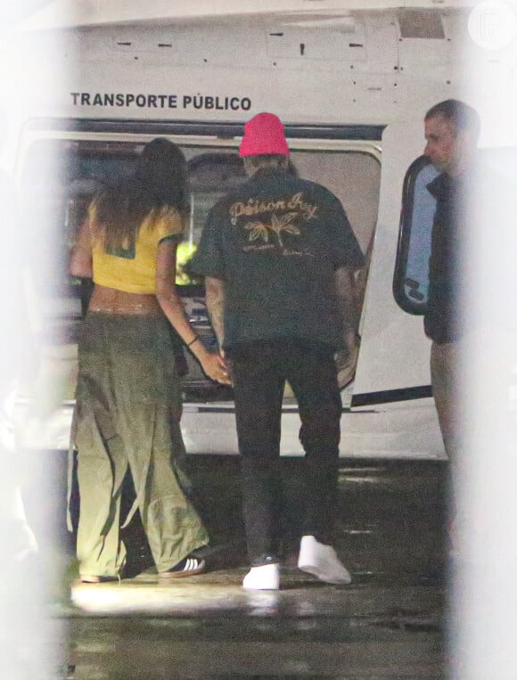 Justin Bieber e a mulher, Hailey Bieber, usando camisa com as cores do Brasil, embarcaram rumo ao Rock in Rio em um helicóptero