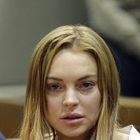 Prestes a se internar em clínica de reabilitação, Lindsay Lohan segue bebendo
