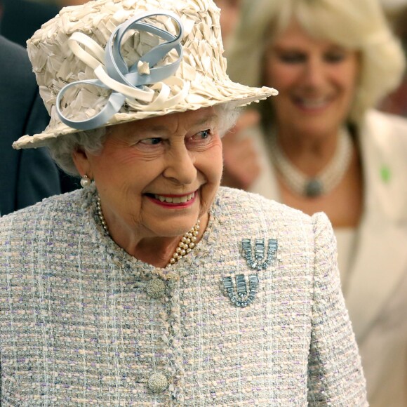 A equipe que organiza os looks da Rainha Elizabeth II é formada por 10 pessoas