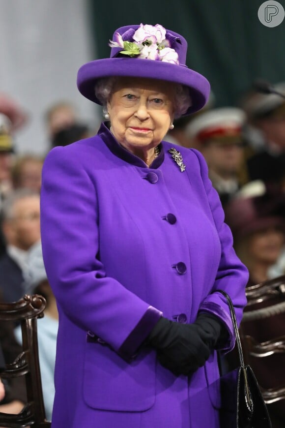 Cores vibrantes como roxo estão sempre presente nos looks da Rainha Elizabeth II