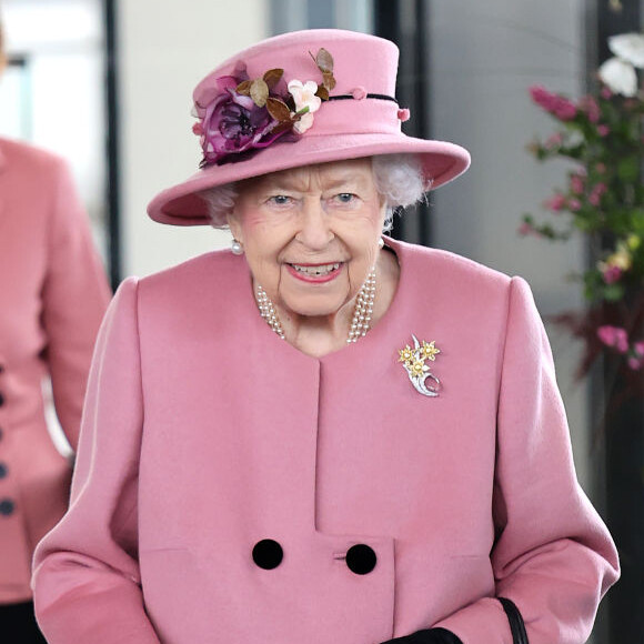 No documentário 'The Queen at 90', foi revelado que a paleta cromática dos looks de Elizabeth II é ideal para ela se destacar na multidão