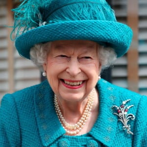 Dos looks coloridos aos óculos de sol, aqui estão 5 fatos inacreditáveis do estilo de Rainha Elizabeth II