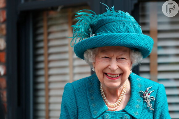Dos looks coloridos aos óculos de sol, aqui estão 5 fatos inacreditáveis do estilo de Rainha Elizabeth II