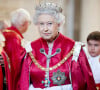 A coroa da Rainha Elizabeth II pesa 2,2 kg e tem 2.868 diamantes de lapidação brilhante, 17 safiras, 11 esmeraldas e 269 pérolas.