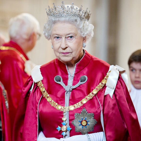 A coroa da Rainha Elizabeth II pesa 2,2 kg e tem 2.868 diamantes de lapidação brilhante, 17 safiras, 11 esmeraldas e 269 pérolas.