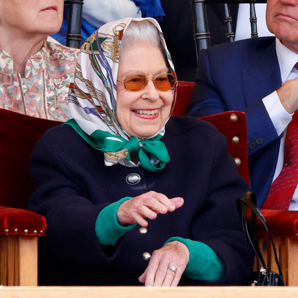 Os óculos de sol usados por Rainha Elizabeth II tem motivo médico