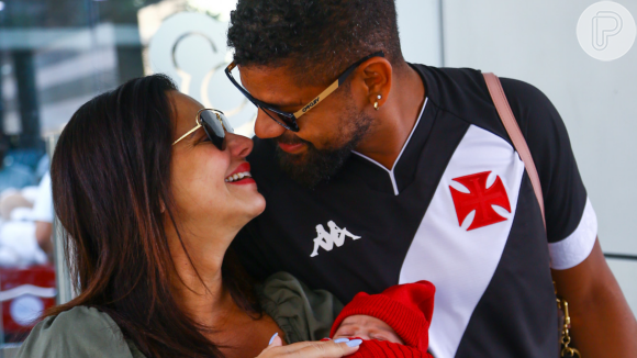 Viviane Araujo deixou a maternidade com o filho Joaquim nos braços no dia 08 de setembro