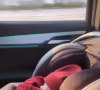 Filho de Viviane Araujo dorme tranquilamente no banco de trás do carro