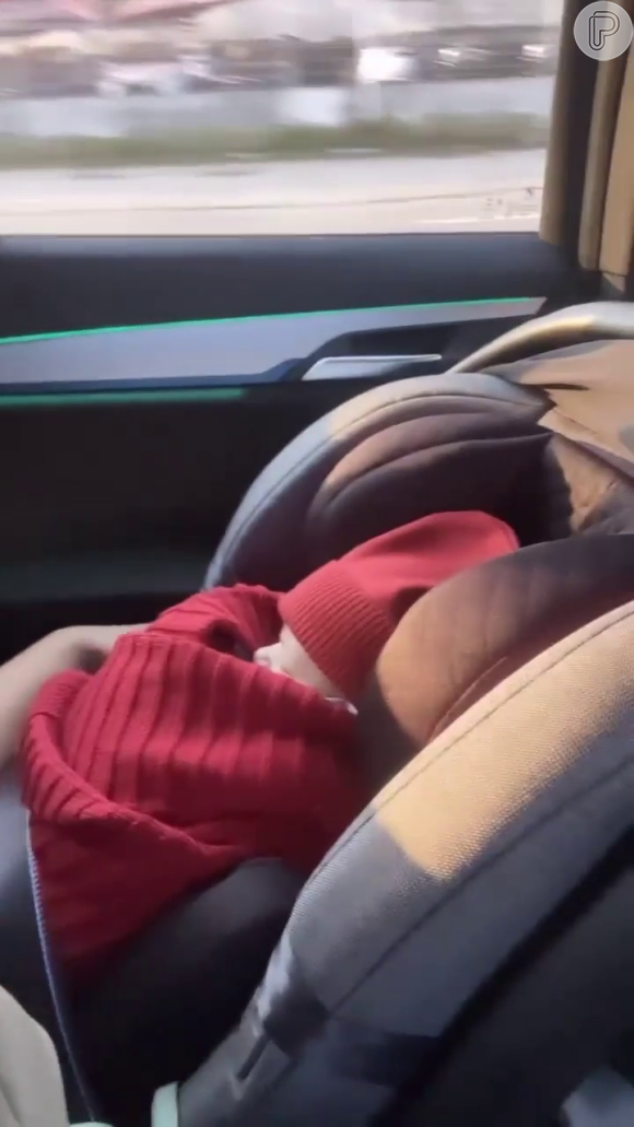 Filho de Viviane Araujo dorme tranquilamente no banco de trás do carro