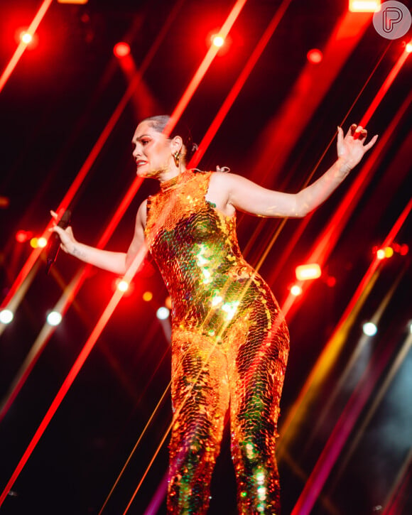 No Rock in Rio, Jessie J usou um macacão dourado repleto de lantejoulas