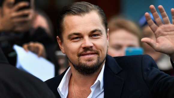 Leonardo DiCaprio contraria teoria e vive affair com famosa de mais de 25 anos. Entenda!