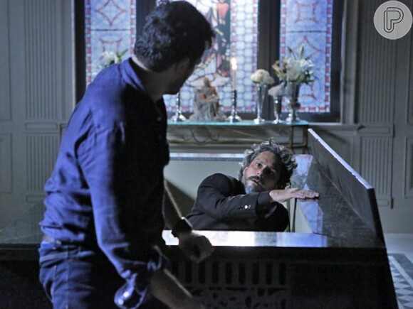 Josué (Roberto Birindelli) salvou José Alfredo (Alexandre Nero) ao tirá-lo do caixão e agora também vai ajudá-lo a continuar com seu plano. Para isso, vai colocar pedaços do cabelo do patrão em um corpo, dentro do caixão onde ele foi enterrado
