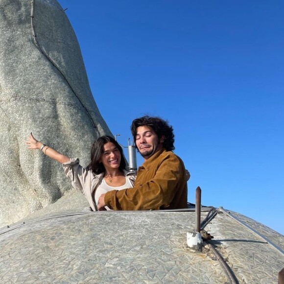 Bruna Marquezine e Xolo Maridueña demonstraram muita sintonia nos bastidores de 'Besouro Azul'