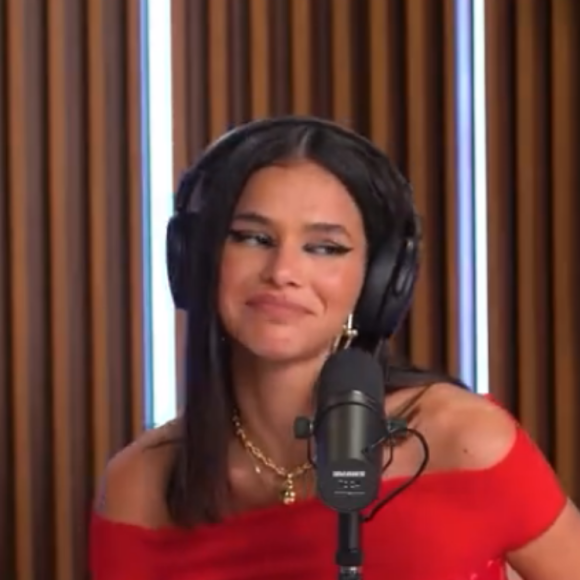 Bruna Marquezine parece ter ficado desconcertada apenas no momento em que Fernanda Paes Leme destaca a beleza de Xolo Maridueña