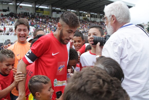 Neymar é destaque em futebol beneficente em São Paulo