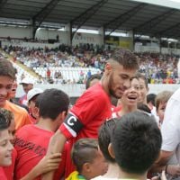 Neymar, Caio Castro e Kaká participam de futebol beneficente em São Paulo