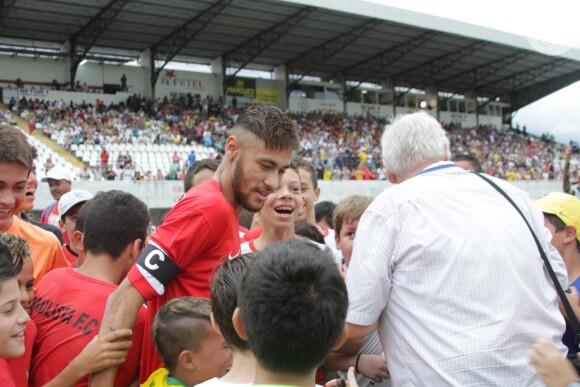 Neymar é assediado por fãs mirins em jogo beneficente em São Paulo, nesta segunda-feira, 22 de dezembro de 2014