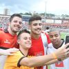 Caio Castro posa para selfie com participantes do futebol beneficente com a presença de Neymar
