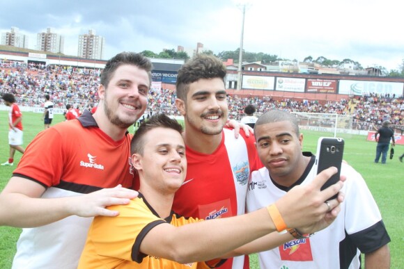 Caio Castro posa para selfie com participantes do futebol beneficente com a presença de Neymar