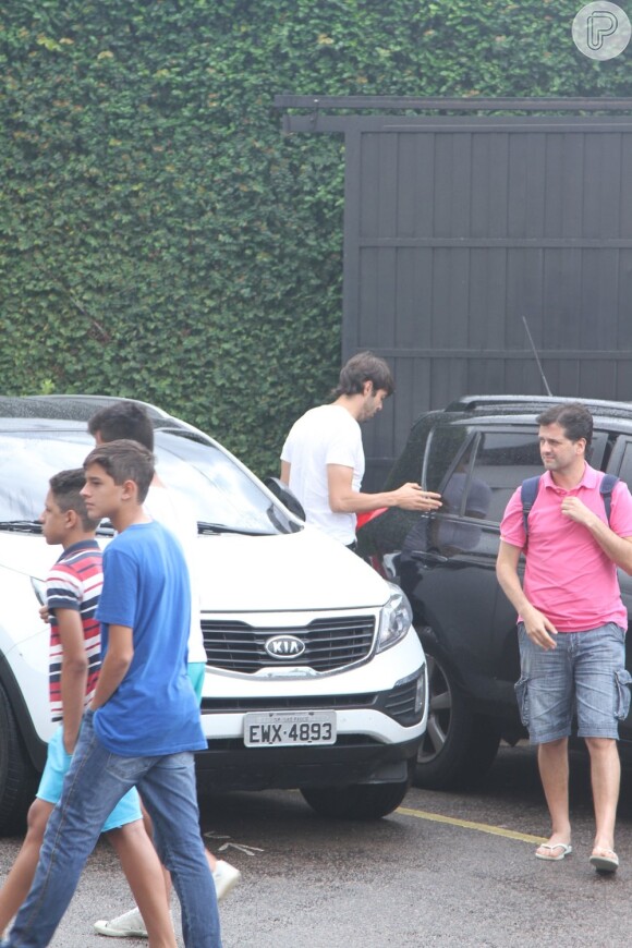 Kaká vai com o filho, Luca, para futebol beneficente de Neymar