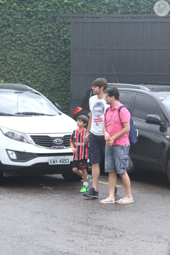 Kaká e o filho, Luca, vão juntos ao jogo beneficente organizado por Neymar