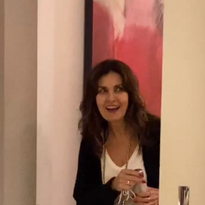 Fátima Bernardes foi surpreendida ao encontrar uma festa em sua casa; convidados a aguardavam com luz apagada