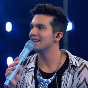 Luan Santana usou um look animal print