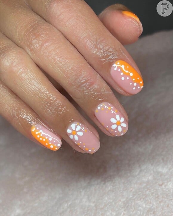 Esmalte laranja traz modernidade e muito estilo à nail art floral