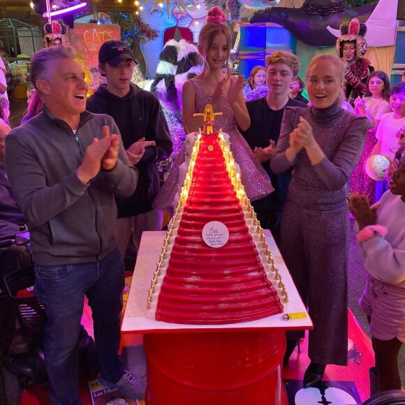 Eva ao lado dos irmãos, Benício e Joaquim, e com os pais, Luciano Huck e Angélica