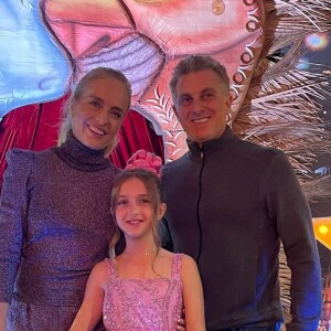 Eva posou com os pais, Luciano Huck e Angélica, em festa de aniversário