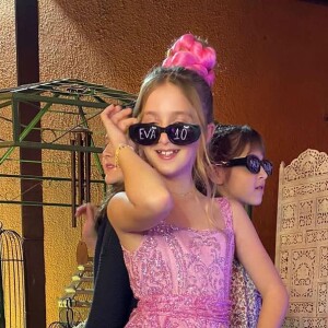 Eva, filha de Angélica e Luciano Huck, se divertiu em festa de 10 anos