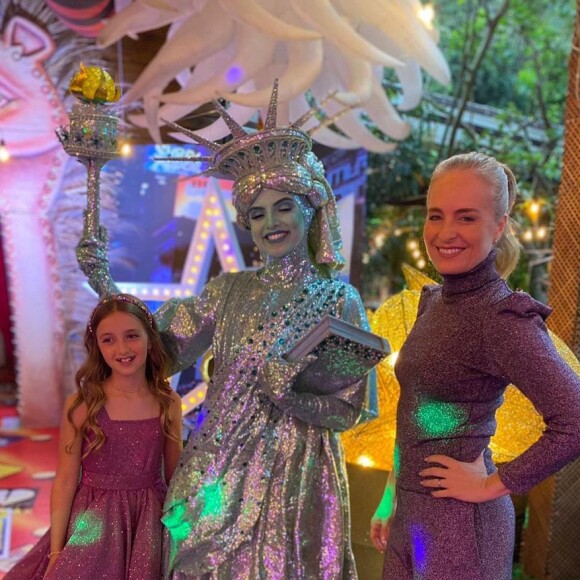 Eva com a mãe, Angélica, em festa de aniversário de 10 anos