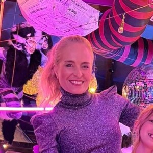 Eva, filha de Angélica, combinou vestido com tênis em festa de aniversário