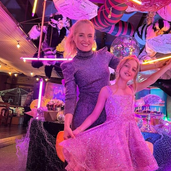 Eva, filha de Angélica, combinou vestido com tênis em festa de aniversário