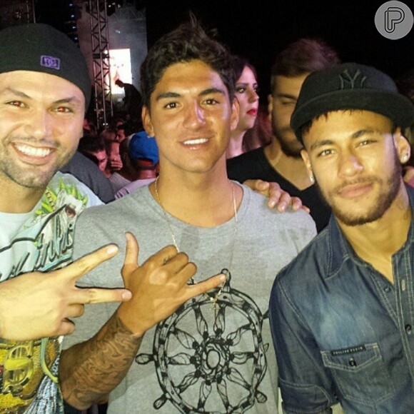 Neymar posa com Gabriel Medina em festa em São Paulo